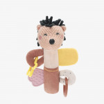 Η φωτογραφία δείχνει Κάντε το παιχνίδι συναρπαστικό και γεμάτο ανακαλύψεις με το παιχνίδι δραστηριοτήτων SLEEPY SHEEP! Αυτό το αξιολάτρευτο μαλακό παιχνίδι έχει σχεδιαστεί για να εμπλέξει τις αισθήσεις του μωρού σας, παρέχοντας παράλληλα ατελείωτη διασκέδαση και άνεση.