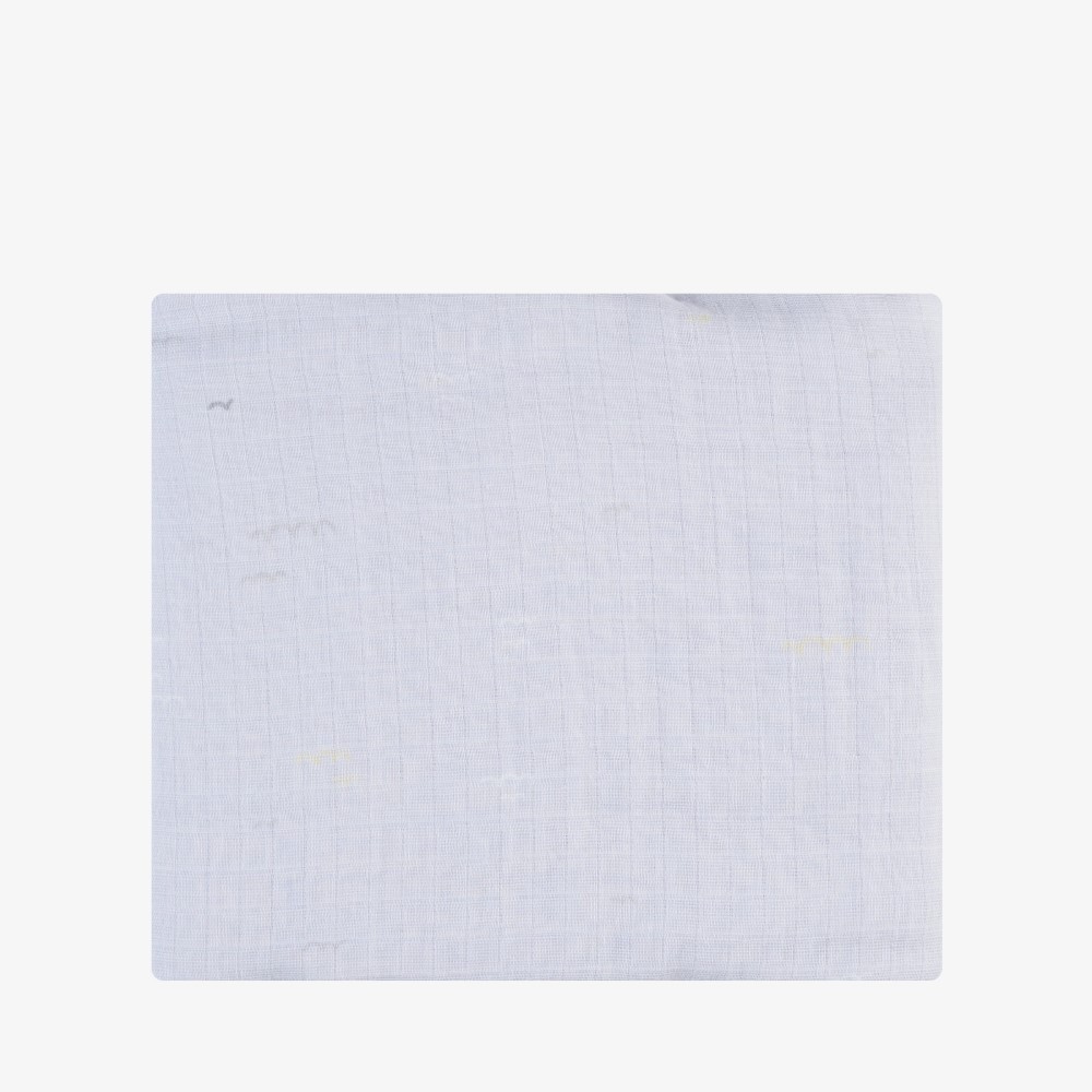 Η φωτογραφία δείχνει Τυλίξτε το μωρό σας με απαλότητα και άνεση με την κουβέρτα διπλής στρώσης μουσελίνα 100x100 cm.