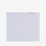 Η φωτογραφία δείχνει Τυλίξτε το μωρό σας με απαλότητα και άνεση με την κουβέρτα διπλής στρώσης μουσελίνα 100x100 cm.