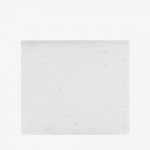 Η φωτογραφία δείχνει Τυλίξτε το μωρό σας με απαλότητα και άνεση με την κουβέρτα διπλής στρώσης μουσελίνα 100x100 cm.