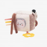 Ο λούτρινος κύβος είναι ένα διασκεδαστικό και συναρπαστικό παιχνίδι δραστηριοτήτων σχεδιασμένο για να διεγείρει τις αισθήσεις και την περιέργεια του μωρού σας.