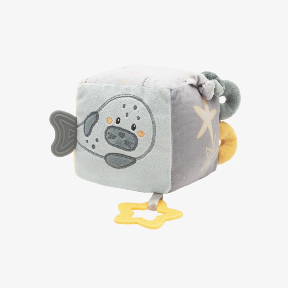 Η φωτογραφία δείχνει Ο λούτρινος κύβος είναι ένα διασκεδαστικό και συναρπαστικό παιχνίδι δραστηριοτήτων σχεδιασμένο για να διεγείρει τις αισθήσεις και την περιέργεια του μωρού σας.