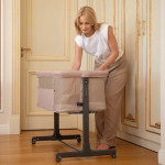 Το Bedside Crib NOAH είναι σχεδιασμένο για βρέφη από τη γέννηση έως 6 μηνών, παρέχοντας ένα ασφαλές, άνετο μέρος ακριβώς δίπλα στο κρεβάτι σας βοηθώντας τόσο τους γονείς όσο και το μωρό να επιτύχουν έναν ήσυχο και εύκολο νυχτερινό ύπνο.