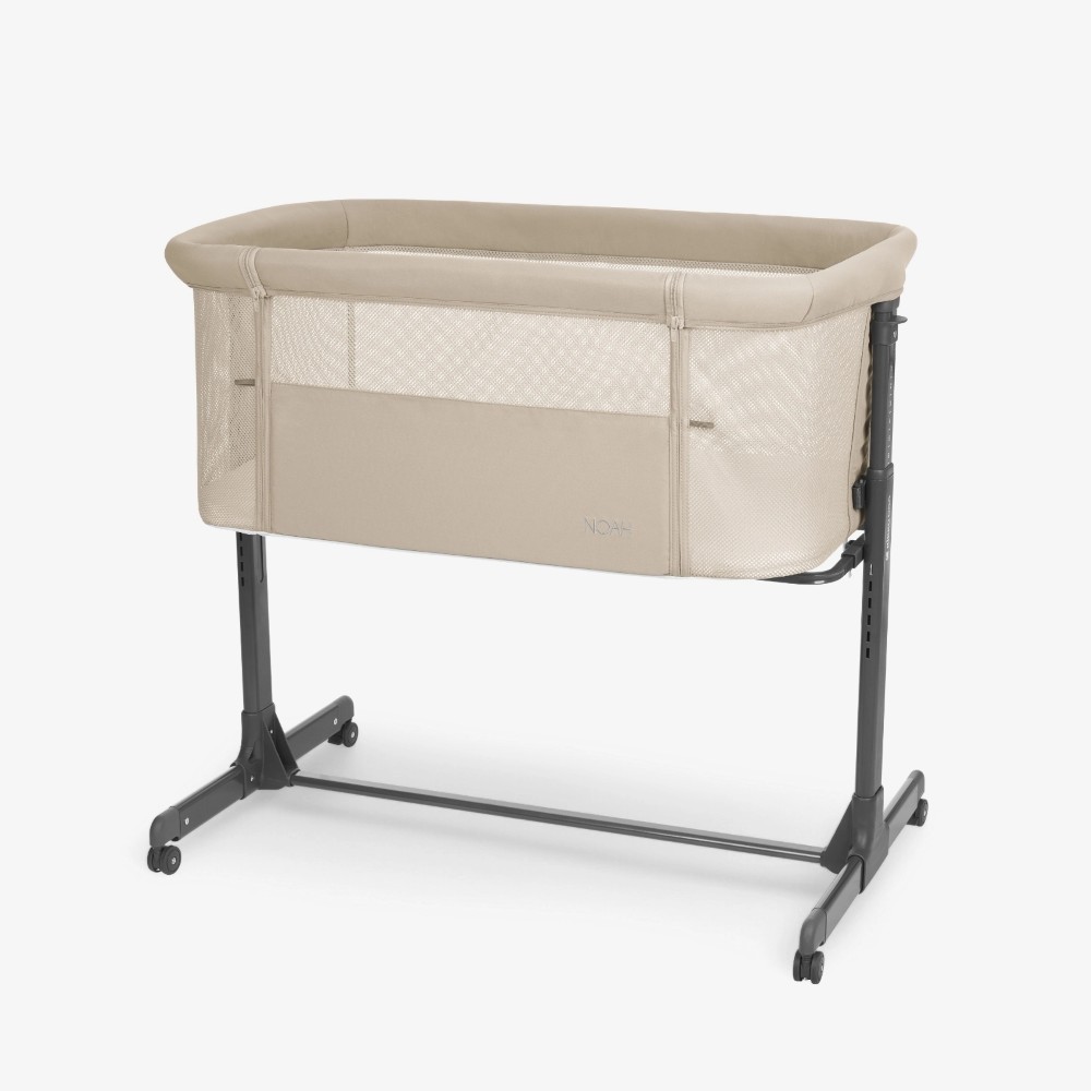 Το Bedside Crib NOAH είναι σχεδιασμένο για βρέφη από τη γέννηση έως 6 μηνών, παρέχοντας ένα ασφαλές, άνετο μέρος ακριβώς δίπλα στο κρεβάτι σας βοηθώντας τόσο τους γονείς όσο και το μωρό να επιτύχουν έναν ήσυχο και εύκολο νυχτερινό ύπνο.