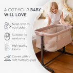 Η φωτογραφία δείχνει Το Bedside Crib NOAH είναι σχεδιασμένο για βρέφη από τη γέννηση έως 6 μηνών, παρέχοντας ένα ασφαλές, άνετο μέρος ακριβώς δίπλα στο κρεβάτι σας βοηθώντας τόσο τους γονείς όσο και το μωρό να επιτύχουν έναν ήσυχο και εύκολο νυχτερινό ύπνο.
