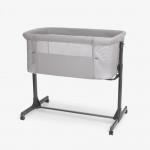 Η φωτογραφία δείχνει Το Bedside Crib NOAH είναι σχεδιασμένο για βρέφη από τη γέννηση έως 6 μηνών, παρέχοντας ένα ασφαλές, άνετο μέρος ακριβώς δίπλα στο κρεβάτι σας βοηθώντας τόσο τους γονείς όσο και το μωρό να επιτύχουν έναν ήσυχο και εύκολο νυχτερινό ύπνο.