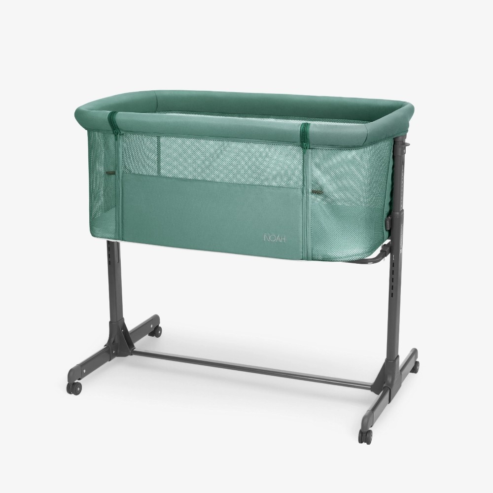 Το Bedside Crib NOAH είναι σχεδιασμένο για βρέφη από τη γέννηση έως 6 μηνών, παρέχοντας ένα ασφαλές, άνετο μέρος ακριβώς δίπλα στο κρεβάτι σας βοηθώντας τόσο τους γονείς όσο και το μωρό να επιτύχουν έναν ήσυχο και εύκολο νυχτερινό ύπνο.