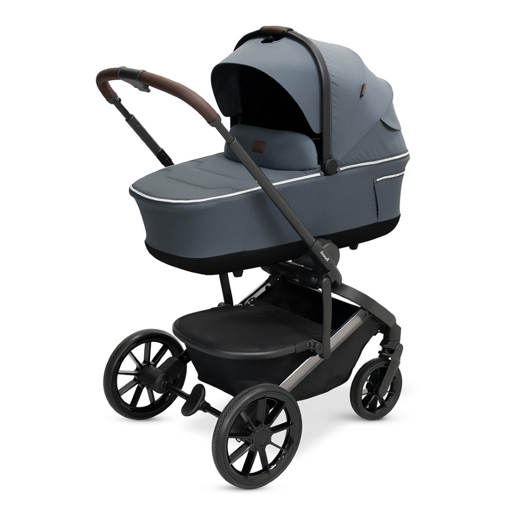 Η φωτογραφία δείχνει Dovadi Fly 2 σε 1&nbsp;NIGHT GREY&nbsp;– Στυλ, άνεση & πρακτικότητα σε κάθε βόλταΓιατί να το επιλέξετεΤο πολυκαρότσι Dovadi Fly 2 σε 1 σε κομψό χρώμα&nbsp;NIGHT GREY&nbsp;είναι η ιδανική επιλογή για γονείς που αναζητούν μοντέρνο design, πρακτικές λύσεις και απόλυτη ασφάλεια.