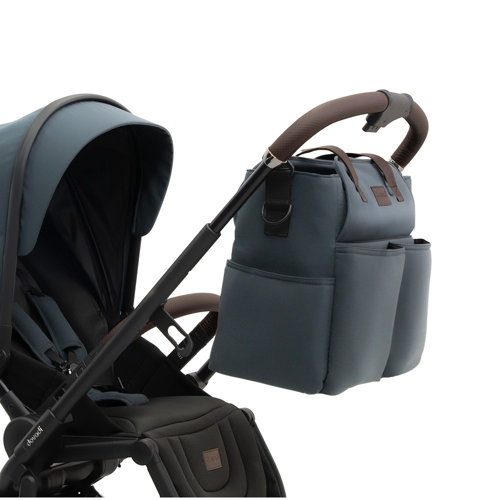 Η φωτογραφία δείχνει Dovadi Fly 2 σε 1&nbsp;NIGHT GREY&nbsp;– Στυλ, άνεση & πρακτικότητα σε κάθε βόλταΓιατί να το επιλέξετεΤο πολυκαρότσι Dovadi Fly 2 σε 1 σε κομψό χρώμα&nbsp;NIGHT GREY&nbsp;είναι η ιδανική επιλογή για γονείς που αναζητούν μοντέρνο design, πρακτικές λύσεις και απόλυτη ασφάλεια.