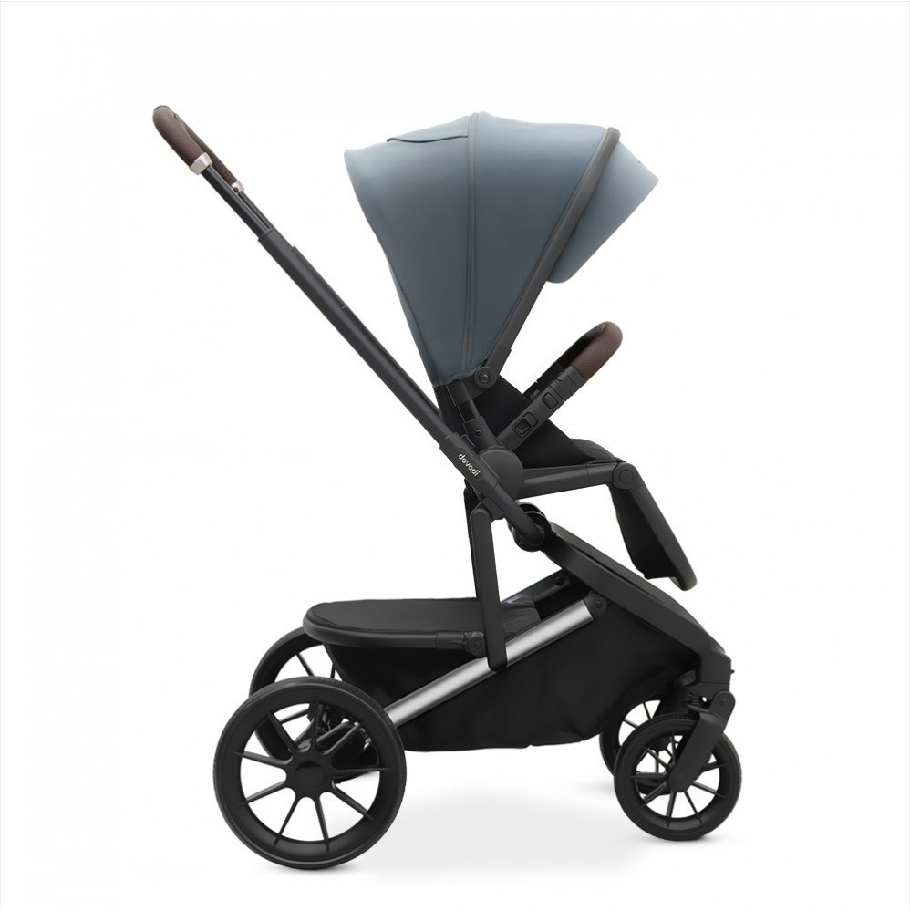 Η φωτογραφία δείχνει Dovadi Fly 2 σε 1&nbsp;NIGHT GREY&nbsp;– Στυλ, άνεση & πρακτικότητα σε κάθε βόλταΓιατί να το επιλέξετεΤο πολυκαρότσι Dovadi Fly 2 σε 1 σε κομψό χρώμα&nbsp;NIGHT GREY&nbsp;είναι η ιδανική επιλογή για γονείς που αναζητούν μοντέρνο design, πρακτικές λύσεις και απόλυτη ασφάλεια.