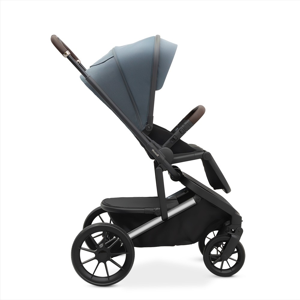 Η φωτογραφία δείχνει Dovadi Fly 2 σε 1&nbsp;NIGHT GREY&nbsp;– Στυλ, άνεση & πρακτικότητα σε κάθε βόλταΓιατί να το επιλέξετεΤο πολυκαρότσι Dovadi Fly 2 σε 1 σε κομψό χρώμα&nbsp;NIGHT GREY&nbsp;είναι η ιδανική επιλογή για γονείς που αναζητούν μοντέρνο design, πρακτικές λύσεις και απόλυτη ασφάλεια.