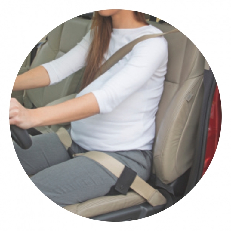 Η φωτογραφία δείχνει Η ζώνη ασφαλείας έχει σχεδιαστεί ειδικά για τις έγκυες γυναίκες, προσφέροντας απαλή και ασφαλή υποστήριξη κατά τη διάρκεια των μετακινήσεων.