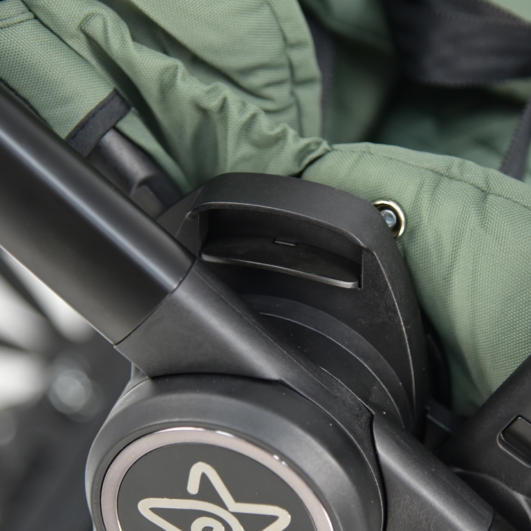 Το πολυκαρότσι  Mythos 2 σε 1 είναι στυλάτο, μοντέρνο, άνετο, ευέλικτο και όπως πάντα ποιοτικό με την υπογραφή της Bebe Stars!Σχεδιάστηκε από την Bebe Stars με σκοπό να δημιουργήσετε τις πιο γλυκές αναμνήσεις με τα παιδιά σας και να γραφτούν στην ιστορία της οικογένειας σας!Το Mythos είναι κατά