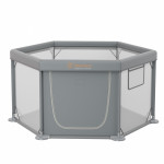 Το νέο πολύγονο υφασμάτινο παρκοκρέβατο Nestilo της BebeStars σχεδιάστηκε σε σχήμα εξάγωνου, ώστε να μην καταλαμβάνει μεγάλο χώρο στο δωμάτιο, αλλά να παρέχει αρκετό χώρο για τα παιδιά την ώρα του παιχνιδιού.