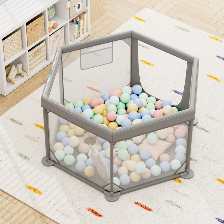 Το νέο πολύγονο υφασμάτινο παρκοκρέβατο Nestilo της BebeStars σχεδιάστηκε σε σχήμα εξάγωνου, ώστε να μην καταλαμβάνει μεγάλο χώρο στο δωμάτιο, αλλά να παρέχει αρκετό χώρο για τα παιδιά την ώρα του παιχνιδιού.