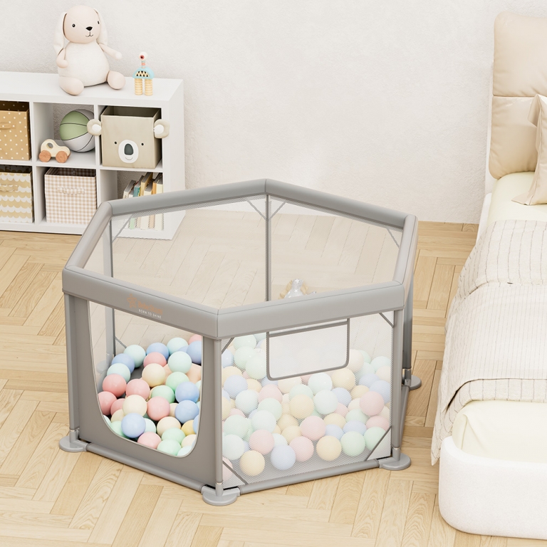 Το νέο πολύγονο υφασμάτινο παρκοκρέβατο Nestilo της BebeStars σχεδιάστηκε σε σχήμα εξάγωνου, ώστε να μην καταλαμβάνει μεγάλο χώρο στο δωμάτιο, αλλά να παρέχει αρκετό χώρο για τα παιδιά την ώρα του παιχνιδιού.