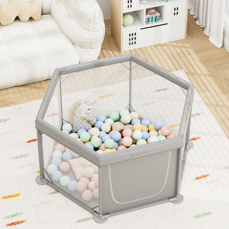 Το νέο πολύγονο υφασμάτινο παρκοκρέβατο Nestilo της BebeStars σχεδιάστηκε σε σχήμα εξάγωνου, ώστε να μην καταλαμβάνει μεγάλο χώρο στο δωμάτιο, αλλά να παρέχει αρκετό χώρο για τα παιδιά την ώρα του παιχνιδιού.