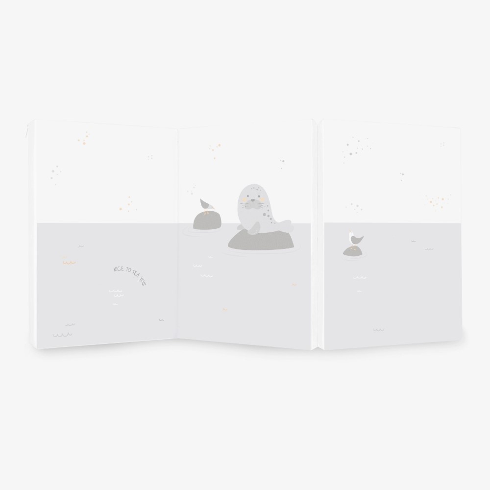 Η φωτογραφία δείχνει Εξασφαλίστε άνεση και ευκολία για το μωρό σας όπου κι αν πάτε με το πτυσσόμενο στρώμα STRIPY FRIENDS.