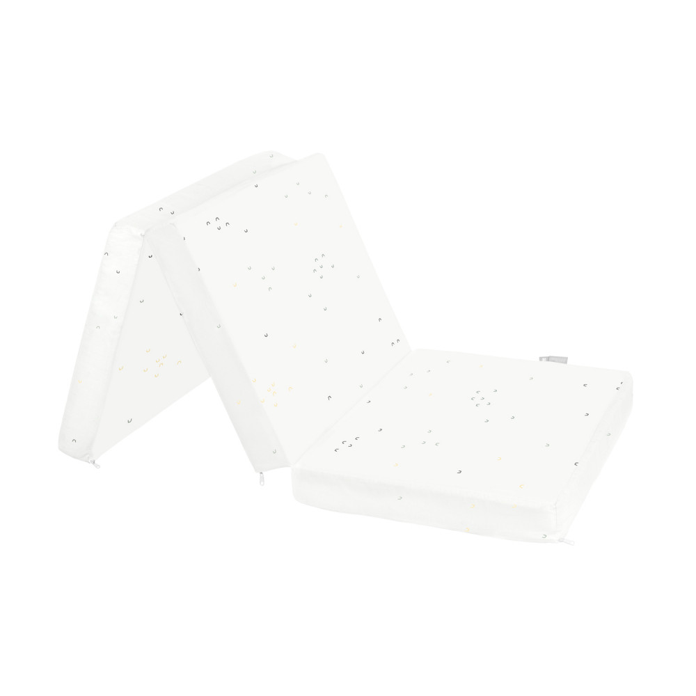 Η φωτογραφία δείχνει Εξασφαλίστε άνεση και ευκολία για το μωρό σας όπου κι αν πάτε με το πτυσσόμενο στρώμα SLEEPY SHEEP.