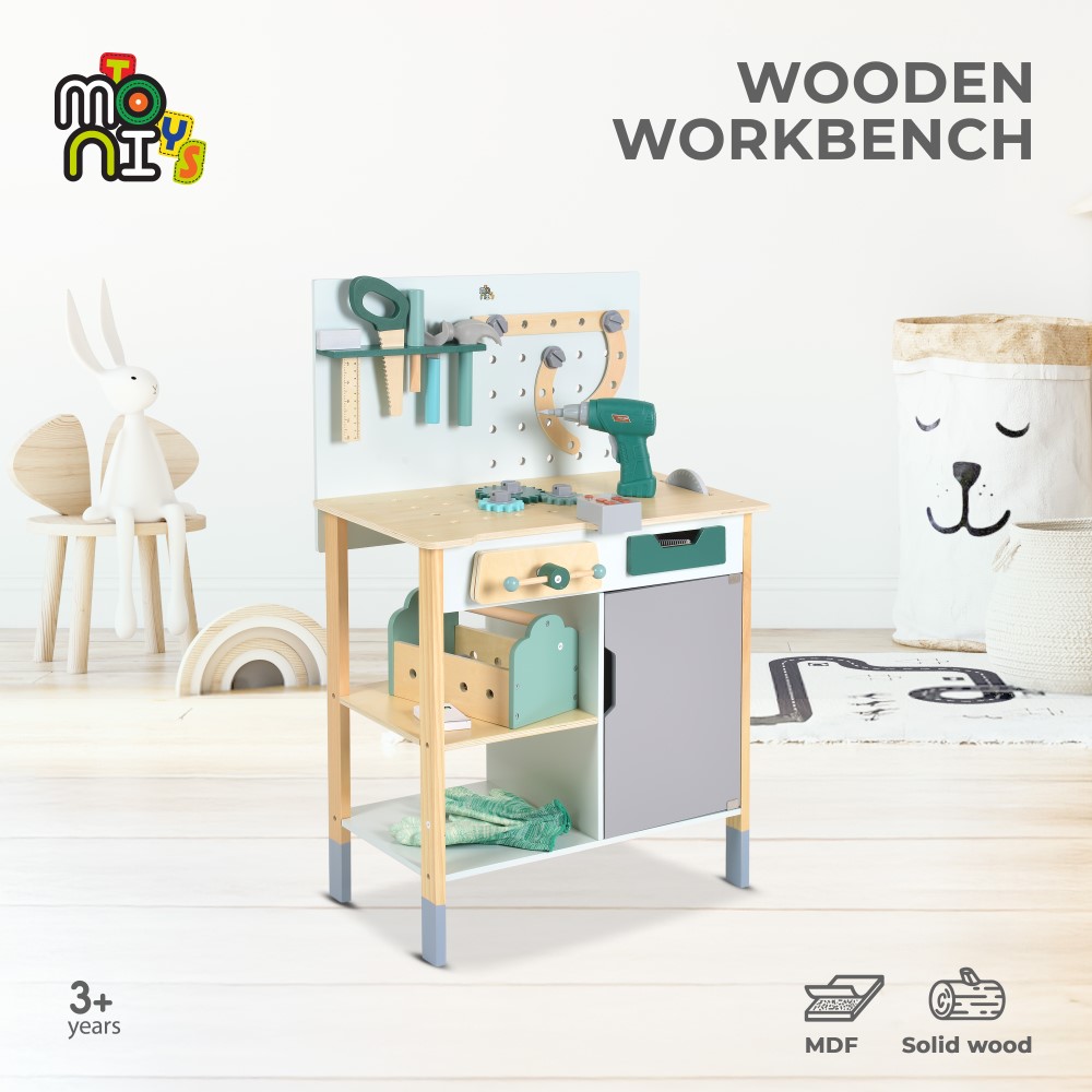 Η φωτογραφία δείχνει Μετατρέψτε το παιχνίδι σε μια συναρπαστική περιπέτεια με αυτόν τον ξύλινο πάγκο εργασίας για παιδιά από την Moni Toys! Σχεδιασμένο ειδικά για μικρούς κατασκευαστές, βοηθά στην ανάπτυξη της φαντασίας, της επιδεξιότητας και του συντονισμού.