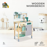 Η φωτογραφία δείχνει Μετατρέψτε το παιχνίδι σε μια συναρπαστική περιπέτεια με αυτόν τον ξύλινο πάγκο εργασίας για παιδιά από την Moni Toys! Σχεδιασμένο ειδικά για μικρούς κατασκευαστές, βοηθά στην ανάπτυξη της φαντασίας, της επιδεξιότητας και του συντονισμού.