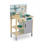 Η φωτογραφία δείχνει Μετατρέψτε το παιχνίδι σε μια συναρπαστική περιπέτεια με αυτόν τον ξύλινο πάγκο εργασίας για παιδιά από την Moni Toys! Σχεδιασμένο ειδικά για μικρούς κατασκευαστές, βοηθά στην ανάπτυξη της φαντασίας, της επιδεξιότητας και του συντονισμού.