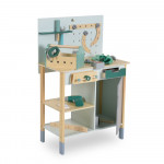 Η φωτογραφία δείχνει Μετατρέψτε το παιχνίδι σε μια συναρπαστική περιπέτεια με αυτόν τον ξύλινο πάγκο εργασίας για παιδιά από την Moni Toys! Σχεδιασμένο ειδικά για μικρούς κατασκευαστές, βοηθά στην ανάπτυξη της φαντασίας, της επιδεξιότητας και του συντονισμού.