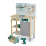 Η φωτογραφία δείχνει Μετατρέψτε το παιχνίδι σε μια συναρπαστική περιπέτεια με αυτόν τον ξύλινο πάγκο εργασίας για παιδιά από την Moni Toys! Σχεδιασμένο ειδικά για μικρούς κατασκευαστές, βοηθά στην ανάπτυξη της φαντασίας, της επιδεξιότητας και του συντονισμού.