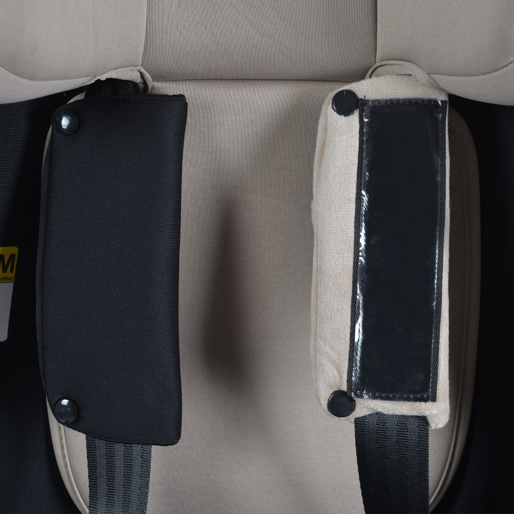 Η φωτογραφία δείχνει Το Rock by Moni είναι ένα πρακτικό και αξιόπιστο κάθισμα αυτοκινήτου, σχεδιασμένο για να παρέχει ασφάλεια και άνεση στο παιδί σας.