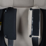 Η φωτογραφία δείχνει Το Rock by Moni είναι ένα πρακτικό και αξιόπιστο κάθισμα αυτοκινήτου, σχεδιασμένο για να παρέχει ασφάλεια και άνεση στο παιδί σας.