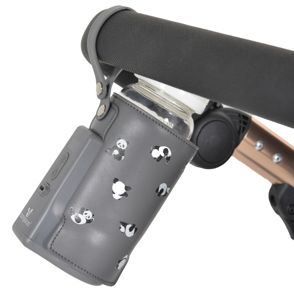 Η φωτογραφία δείχνει Ο φορητός θερμαντήρας μπιμπερό Caliente, Cangaroo, είναι ιδανικός για βόλτες, ταξίδια ή νυχτερινά τάισμα – χάρη στην ενσωματωμένη μπαταρία του, μπορείτε να ζεστάνετε τα μπιμπερό του μωρού σας οπουδήποτε χωρίς να χρειάζεστε πρίζα.