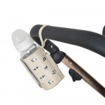 Η φωτογραφία δείχνει Ο φορητός θερμαντήρας μπιμπερό Caliente, Cangaroo, είναι ιδανικός για βόλτες, ταξίδια ή νυχτερινά τάισμα – χάρη στην ενσωματωμένη μπαταρία του, μπορείτε να ζεστάνετε τα μπιμπερό του μωρού σας οπουδήποτε χωρίς να χρειάζεστε πρίζα.