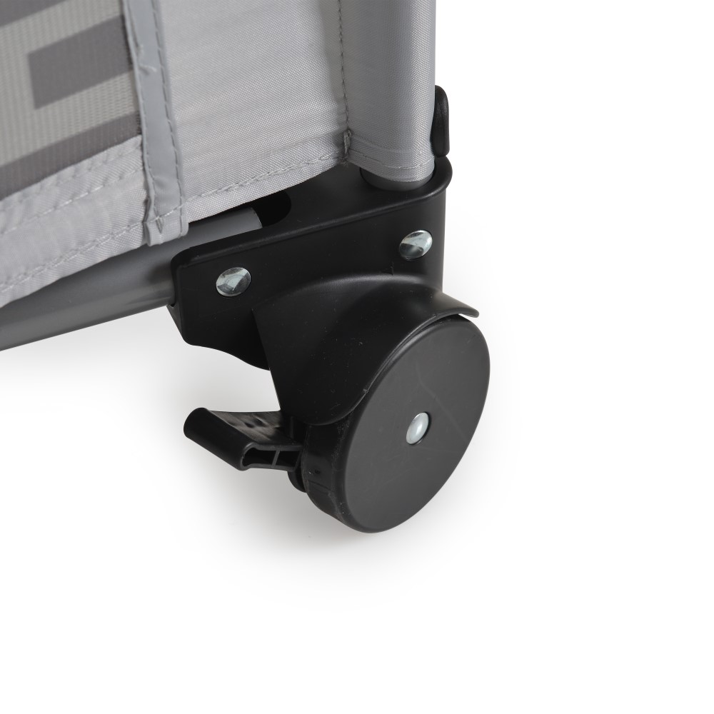 Η φωτογραφία δείχνει Με το γοητευτικό σχέδιο σπιτιού και τα απαλά χρώματα, το πτυσσόμενο παρκκρέβατο PlayHouse της Cangaroo φέρνει θαλπωρή και χαρά σε κάθε παιδί.