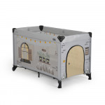 Η φωτογραφία δείχνει Με το γοητευτικό σχέδιο σπιτιού και τα απαλά χρώματα, το πτυσσόμενο παρκκρέβατο PlayHouse της Cangaroo φέρνει θαλπωρή και χαρά σε κάθε παιδί.