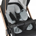 Η φωτογραφία δείχνει Το θερμαντικό μαξιλάρι Heat για καρότσι της Cangaroo παρέχει ζεστασιά και άνεση κατά τη διάρκεια των κρύων περιπάτων.