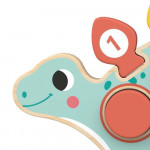 Η φωτογραφία δείχνει Διασκεδαστικό και πολύχρωμο, το ξύλινο παζλ διαλογής Δεινόσαυρος σε σχήμα δεινοσαύρου συνδυάζει παιχνίδι και μάθηση.