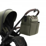 Η φωτογραφία δείχνει Dovadi Fly 3 σε 1 Forest Green – Στυλ, άνεση & πρακτικότητα σε κάθε βόλταΓιατί να το επιλέξετεΤο πολυκαρότσι Dovadi Fly 2 σε 1 σε κομψό χρώμα Forest Green είναι η ιδανική επιλογή για γονείς που αναζητούν μοντέρνο design, πρακτικές λύσεις και απόλυτη ασφάλεια.