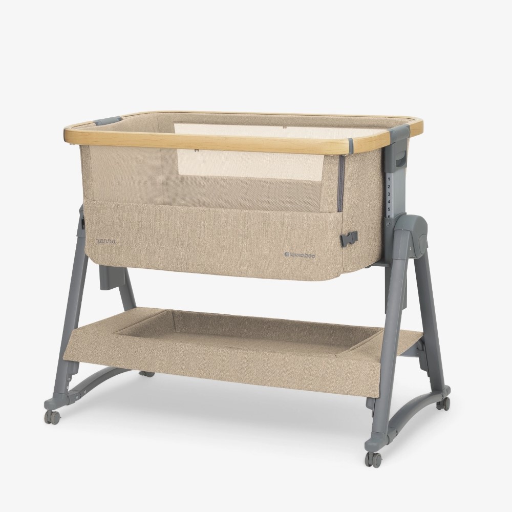 Η φωτογραφία δείχνει KIKKA BOO NANNA 2 ένα πρακτικό και κομψό λίκνο σχεδιασμένο να παρέχει ασφάλεια και άνεση στα νεογέννητα, προσφέροντας παράλληλα ευκολία στους γονείς.