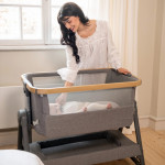 Η φωτογραφία δείχνει KIKKA BOO NANNA 2 ένα πρακτικό και κομψό λίκνο σχεδιασμένο να παρέχει ασφάλεια και άνεση στα νεογέννητα, προσφέροντας παράλληλα ευκολία στους γονείς.