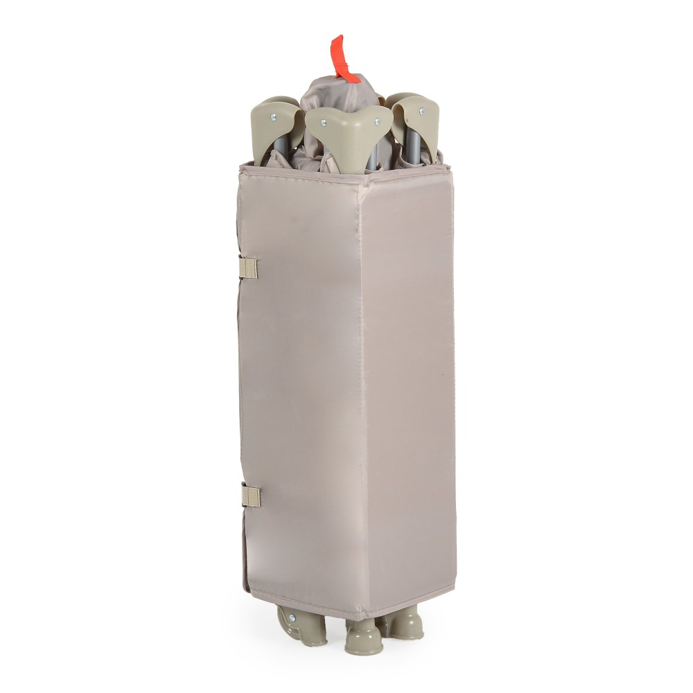 Η φωτογραφία δείχνει Η πτυσσόμενη κούνια Uno της Moni συνδυάζει κομψό σχεδιασμό και λειτουργικότητα για να παρέχει ένα ασφαλές και άνετο περιβάλλον για ύπνο και παιχνίδι – τόσο στο σπίτι όσο και κατά τη διάρκεια ταξιδιού.