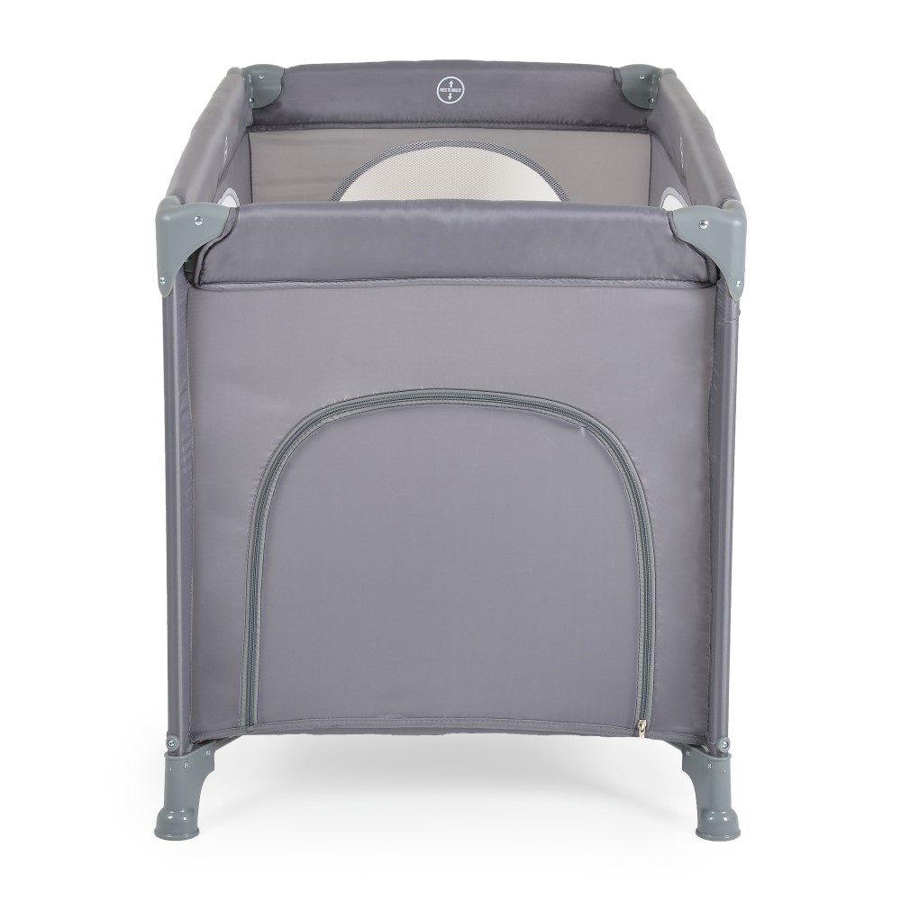 Η πτυσσόμενη κούνια Uno της Moni συνδυάζει κομψό σχεδιασμό και λειτουργικότητα για να παρέχει ένα ασφαλές και άνετο περιβάλλον για ύπνο και παιχνίδι – τόσο στο σπίτι όσο και κατά τη διάρκεια ταξιδιού.