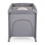 Η πτυσσόμενη κούνια Uno της Moni συνδυάζει κομψό σχεδιασμό και λειτουργικότητα για να παρέχει ένα ασφαλές και άνετο περιβάλλον για ύπνο και παιχνίδι – τόσο στο σπίτι όσο και κατά τη διάρκεια ταξιδιού.