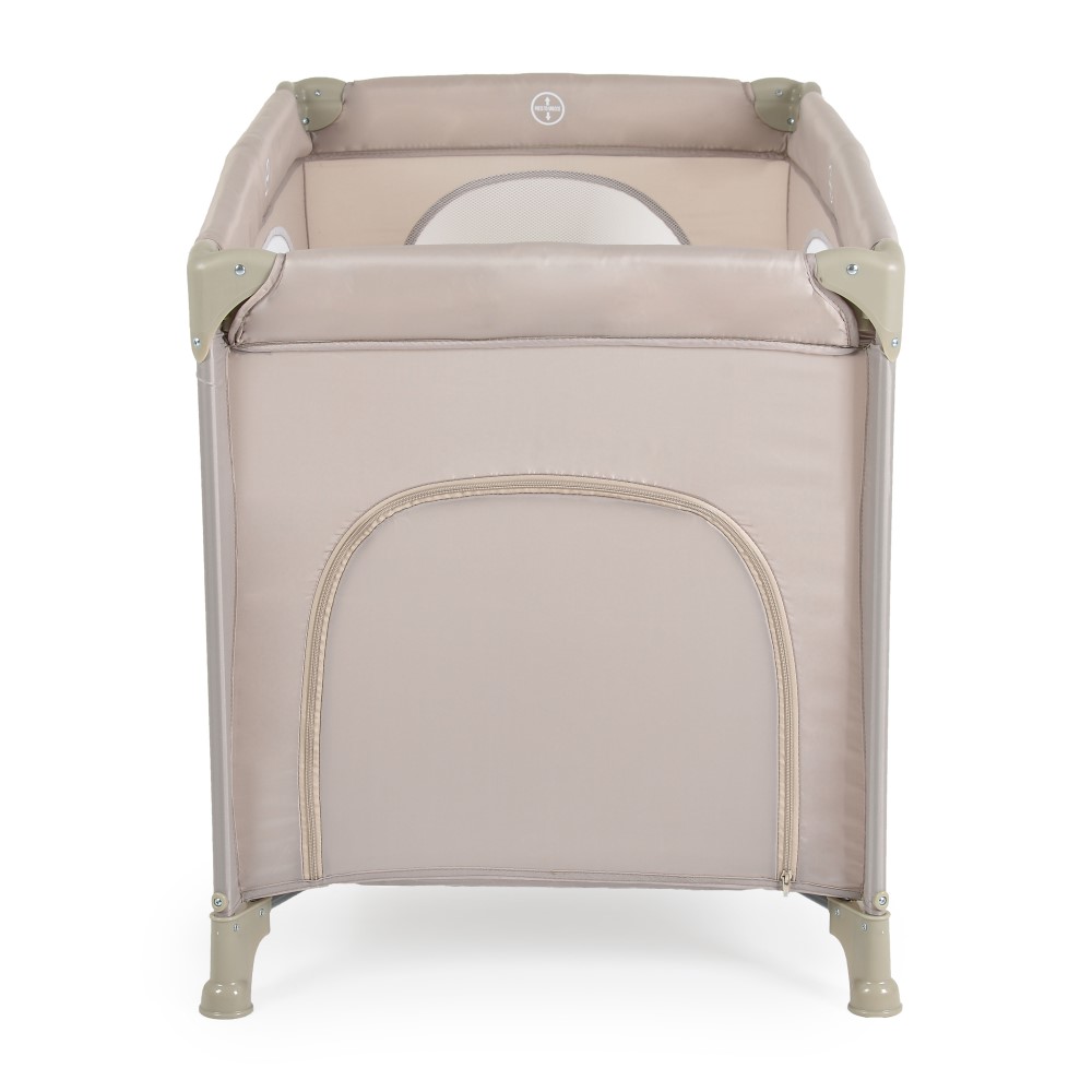 Η φωτογραφία δείχνει Η πτυσσόμενη κούνια Uno της Moni συνδυάζει κομψό σχεδιασμό και λειτουργικότητα για να παρέχει ένα ασφαλές και άνετο περιβάλλον για ύπνο και παιχνίδι – τόσο στο σπίτι όσο και κατά τη διάρκεια ταξιδιού.