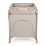 Η φωτογραφία δείχνει Η πτυσσόμενη κούνια Uno της Moni συνδυάζει κομψό σχεδιασμό και λειτουργικότητα για να παρέχει ένα ασφαλές και άνετο περιβάλλον για ύπνο και παιχνίδι – τόσο στο σπίτι όσο και κατά τη διάρκεια ταξιδιού.