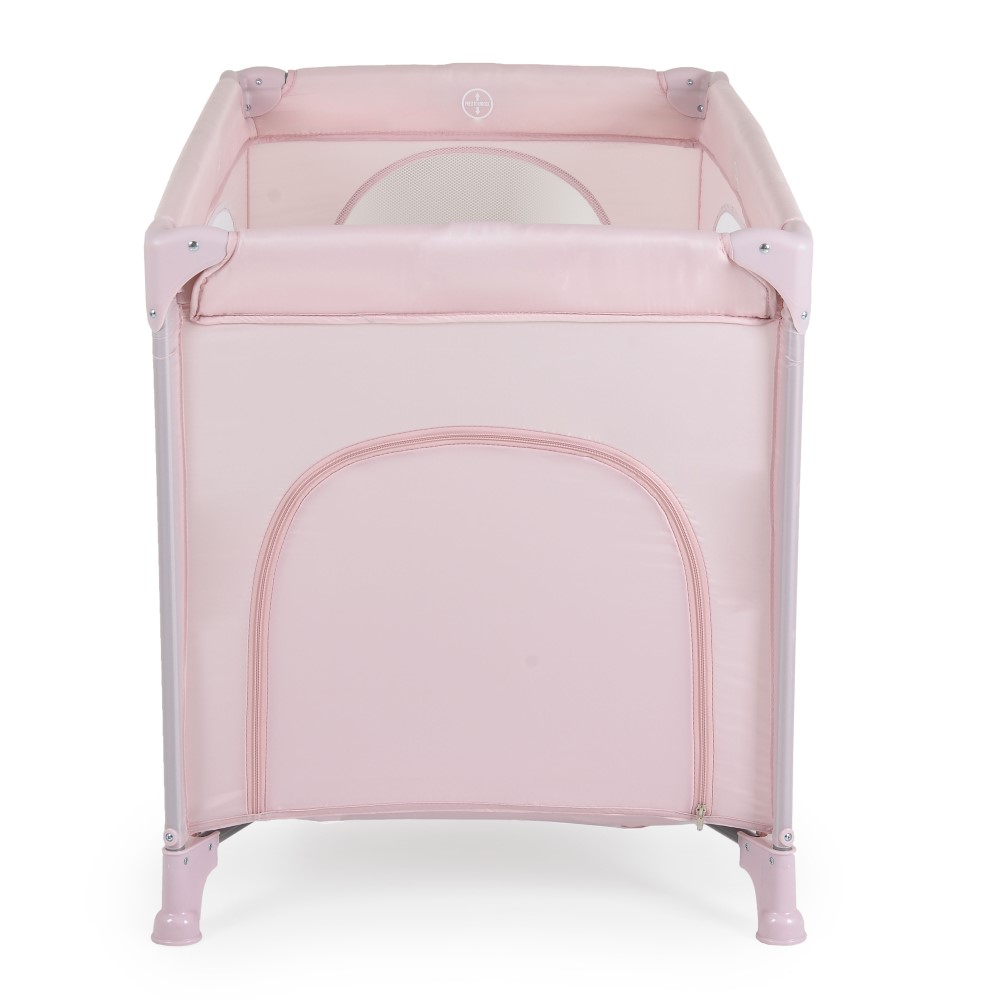 Η φωτογραφία δείχνει Η πτυσσόμενη κούνια Uno της Moni συνδυάζει κομψό σχεδιασμό και λειτουργικότητα για να παρέχει ένα ασφαλές και άνετο περιβάλλον για ύπνο και παιχνίδι – τόσο στο σπίτι όσο και κατά τη διάρκεια ταξιδιού.