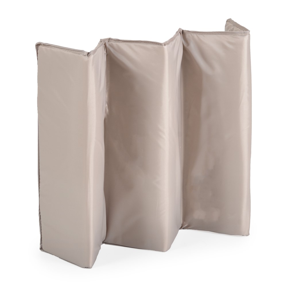 Η φωτογραφία δείχνει Η πτυσσόμενη κούνια Uno της Moni συνδυάζει κομψό σχεδιασμό και λειτουργικότητα για να παρέχει ένα ασφαλές και άνετο περιβάλλον για ύπνο και παιχνίδι – τόσο στο σπίτι όσο και κατά τη διάρκεια ταξιδιού.