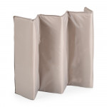 Η φωτογραφία δείχνει Η πτυσσόμενη κούνια Uno της Moni συνδυάζει κομψό σχεδιασμό και λειτουργικότητα για να παρέχει ένα ασφαλές και άνετο περιβάλλον για ύπνο και παιχνίδι – τόσο στο σπίτι όσο και κατά τη διάρκεια ταξιδιού.