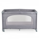 Η πτυσσόμενη κούνια Uno της Moni συνδυάζει κομψό σχεδιασμό και λειτουργικότητα για να παρέχει ένα ασφαλές και άνετο περιβάλλον για ύπνο και παιχνίδι – τόσο στο σπίτι όσο και κατά τη διάρκεια ταξιδιού.