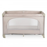 Η φωτογραφία δείχνει Η πτυσσόμενη κούνια Uno της Moni συνδυάζει κομψό σχεδιασμό και λειτουργικότητα για να παρέχει ένα ασφαλές και άνετο περιβάλλον για ύπνο και παιχνίδι – τόσο στο σπίτι όσο και κατά τη διάρκεια ταξιδιού.