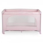 Η φωτογραφία δείχνει Η πτυσσόμενη κούνια Uno της Moni συνδυάζει κομψό σχεδιασμό και λειτουργικότητα για να παρέχει ένα ασφαλές και άνετο περιβάλλον για ύπνο και παιχνίδι – τόσο στο σπίτι όσο και κατά τη διάρκεια ταξιδιού.